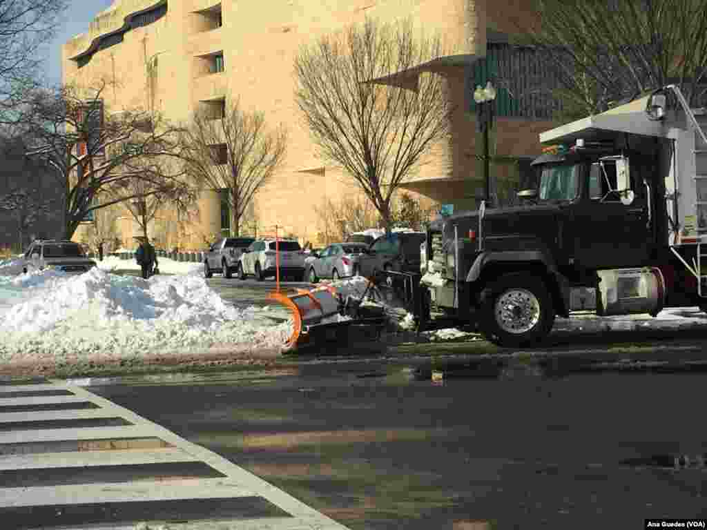 Limpa-neves arrastam o gelo para desbloquear os acessos na Avenida da Independência em Washington DC