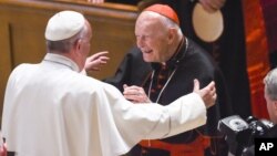 Paus Fransiskus (kiri) berbincang dengan Kardinal Theodore McCarrick - yang dituduh terlibat dalam dugaan pelecehan seksual (foto: dok).