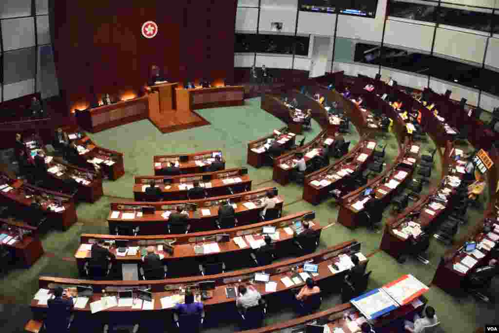 香港立法會6月17日正式開始審議港府提交的特首普選政改決議案 (美國之音 湯惠芸攝)