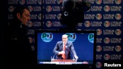 Televisi menampilkan pemimpin partai Demokrat Italia, Pierluigi Bersani di sebuah media center di Roma (26/2).