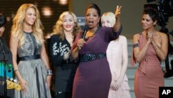 Oprah Winfrey, Patti LaBelle, Beyoncé, Madonna, Dakota Fanning i Halle Berry u jednoj od posljednjih emisija popularnog talk-showa