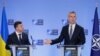 Генсек НАТО и президент Украины обсудили вопросы сотрудничества 