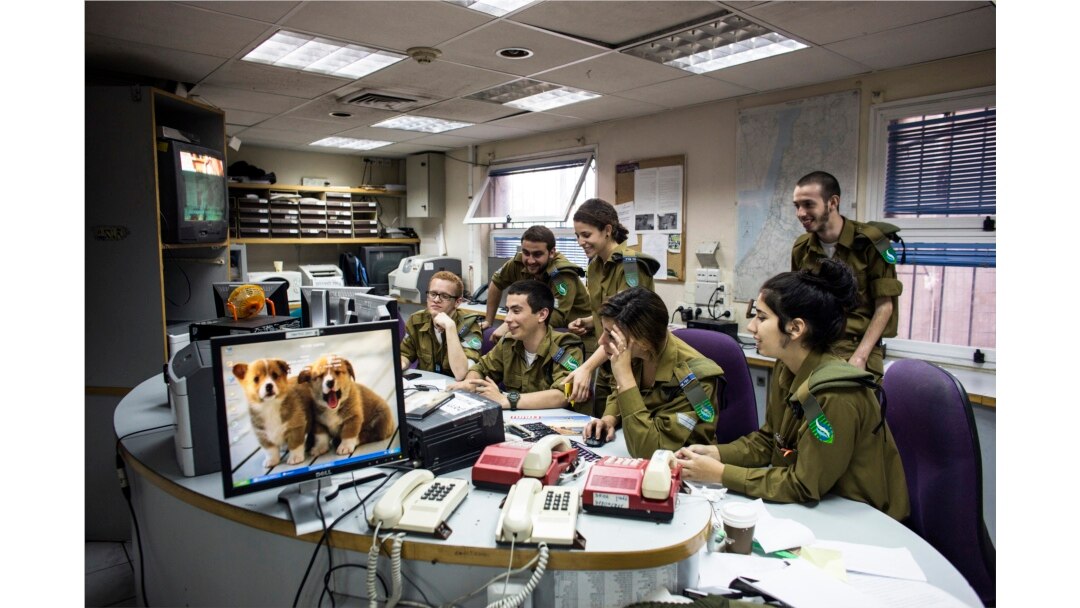 Tentara Israel dari Galei Tzahal, stasiun radio tentara Israel, menyiapkan materi untuk acara radio di studio stasiun di Jaffa, Tel Aviv, 10 November 2013. (Foto: REUTERS/Nir Elias)