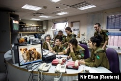 Tentara Israel dari Galei Tzahal, stasiun radio tentara Israel, menyiapkan materi untuk acara radio di studio stasiun di Jaffa, Tel Aviv, 10 November 2013. (Foto: REUTERS/Nir Elias)