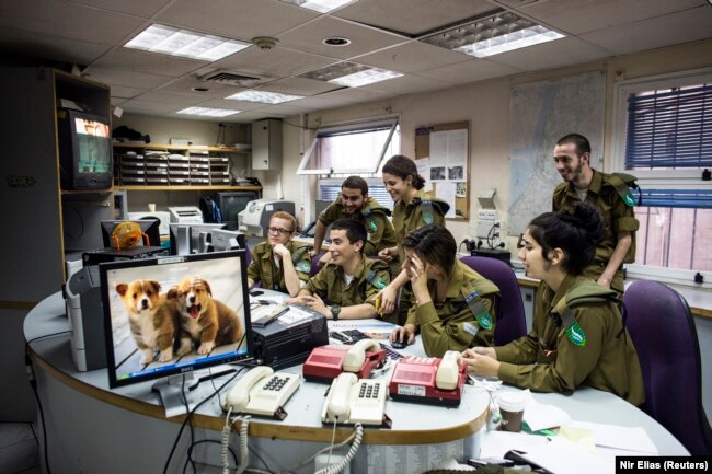 Tentara Israel dari Galei Tzahal, stasiun radio tentara Israel, menyiapkan materi untuk acara radio di studio stasiun di Jaffa, Tel Aviv, 10 November 2013. (Foto: REUTERS/Nir Elias)