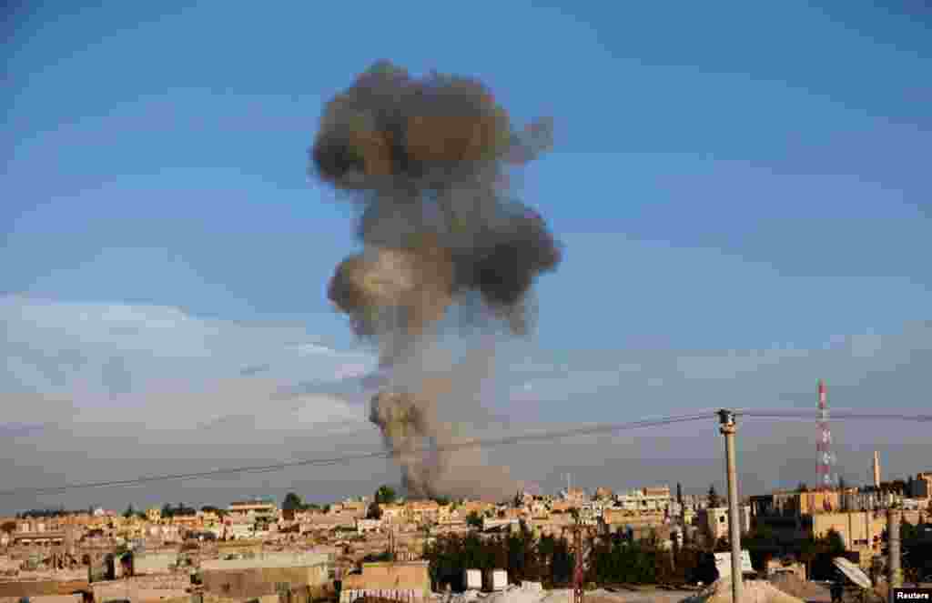 Smoke rises over the Syrian town of Ras al-Ain after an air strike, seen from the Turkish border town of Ceylanpinar, Sanliurfa province November 12, 2012. Syrian warplanes bombed the rebel-held town of Ras al-Ain on Monday. 