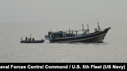لنج حامل محموله قاچاق هروئین با خدمه ایرانی، عکس از ناوگان پنجم نیروی دریایی ایالات متحده