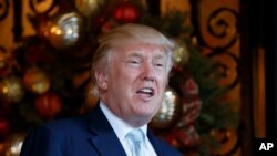 Presiden terpilih Amerika Donald Trump memberikan keterangan kepada wartawan di Mar-a-Lago, Palm Beach, Florida.. 