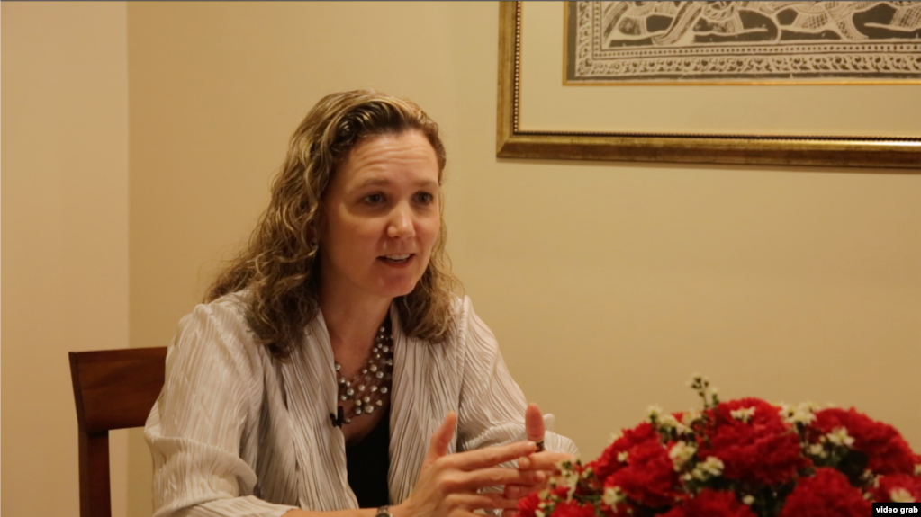 អ្នកស្រី Jane Bocklage ភារ​ធារី​នៃ​ស្ថាន​បេសកកម្ម​អចិន្ត្រៃយ៍​សហរដ្ឋ​អាមេរិក​ប្រចាំ​អគ្គលេខាធិការដ្ឋាន​អាស៊ាន ផ្ដល់​បទសម្ភាសន៍​អំពី​​ទំនាក់ទំនង​អាមេរិក​-អាស៊ាន​ និង​ការកើន​ឡើង​នៃ​ឥទ្ធិពល​ចិន​នៅ​ក្នុង​តំបន់​ បញ្ហា​នៃ​ប្រទេស​សមាជិក​អាស៊ាន​ និង​យុទ្ធសាស្ត្រ​ឥណ្ឌូ​ប៉ាស៊ីហ្វិក​របស់​លោក​ប្រធានាធិបតី​ ដូណាល់​ ត្រាំ​ កាល​ពី​ថ្ងៃ​ទី​២​ ខែ​មីនា​ ឆ្នាំ​២០១៨​ នៅ​រាជធានី​ភ្នំពេញ។ (រូប​screenshot ពី​វីដេអូ)