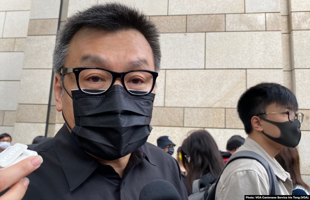 童装品牌Chickeeduck CEO周小龙表示，在西九法院大楼外排队是一种表态，他相信人潮代表6成香港人的声音 (美国之音/汤惠芸)(photo:VOA)