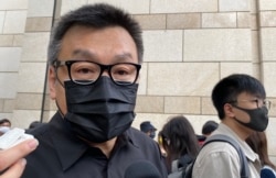 童装品牌Chickeeduck CEO周小龙表示，在西九法院大楼外排队是一种表态，他相信人潮代表6成香港人的声音 (美国之音/汤惠芸)