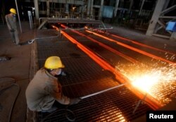 Công nhân nhà máy thép Hòa Phát ở tỉnh Hải Dương của Việt Nam.