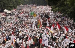 Kelompok Muslim saat demonstrasi meminta Gubernur Jakarta, Basuki "Ahok" Tjahja Purnama diadili atas dugaan penodaan agama, di Jakarta, 4 November 2016.