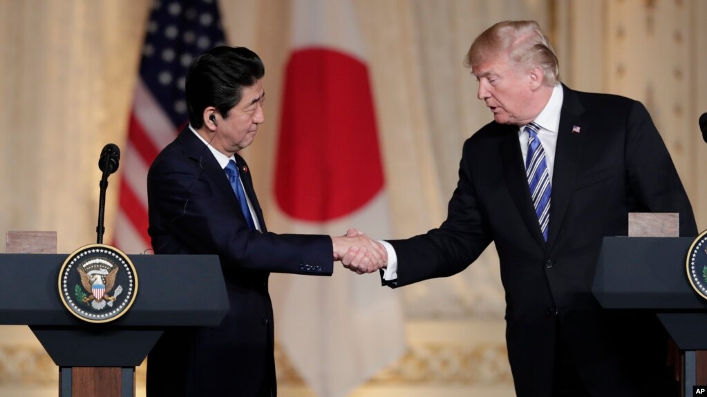 El primer ministro japonÃ©s, Shinzo Abe, y el presidente Donald Trump se dan la mano durante la conferencia de prensa conjunta en Mar-A-Lago.