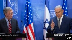 El primer ministro israelí, Benjamin Netanyahu, (derecha) recibió al asesor de seguridad nacional de EE.UU. John Bolton en Jerusalén el lunes, 20 de agosto de 2018.