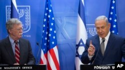 Premye Minis izrayelyen an, Benjamin Netanyahu, ki t ap bay yon konferans pou laprès avèk Konseye Sekirite Nasyonal La Mezon Blanch la, John Bolton, ki t ap vizite vil Jerizalèm. 