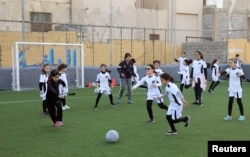 Anak-anak perempuan berlatih sepak bola di akademi sepak bola putri di Tripoli, Libya, 21 Desember 2018. (Foto: Reuters)