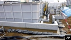 Hình ảnh cho thấy nước nhiễm phóng xạ bị rò rỉ từ ra từ một bồn chứa tại nhà máy điện hạt nhân Fukushima Dai-ichi, ngày 20/2/2014.