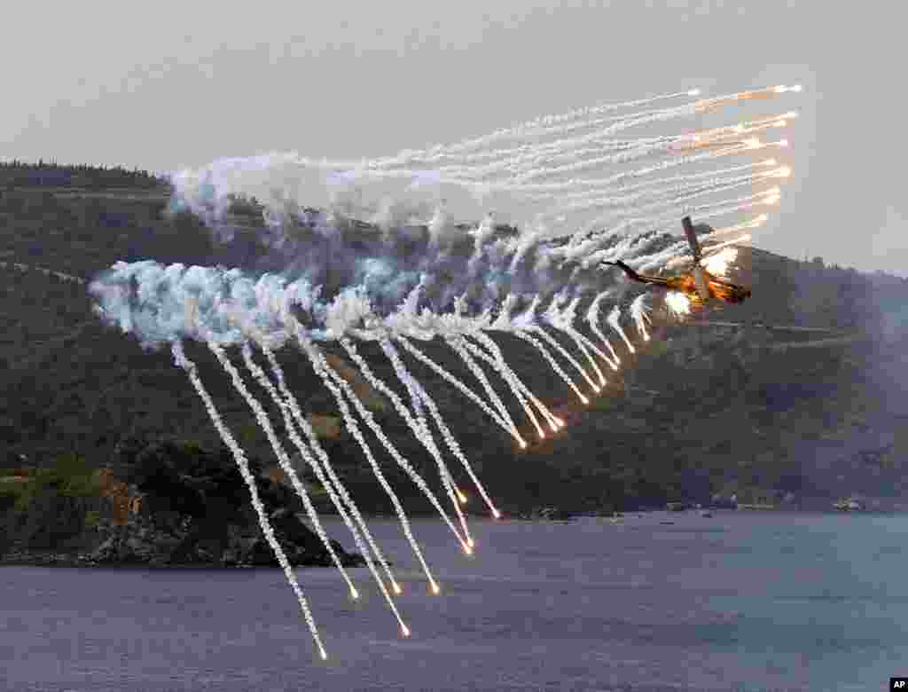 터키 이즈미르 인근 에게해에서 실시된 EFES-2018 군사 훈련 중 터키군 헬리콥터가 훈련에 참가하고 있다.