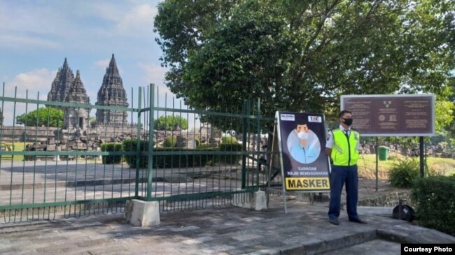Masker menjadi benda yang wajib dipakai selama berkunjung ke Candi Prambanan. (Foto: Dispar DIY)