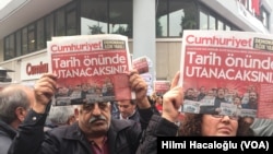 Người biểu tình trước tòa báo Cumhuriyet ở thành phố Istanbul, Thổ Nhĩ Kỳ