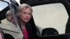 Bà Hillary Clinton đến sân bay sau một cuộc mít tinh vận động tranh cử tại Đại học South Florida ở Tampa, Florida, 6/9/2016.