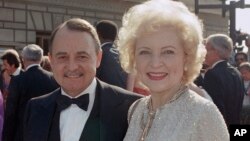 FILE - John Hillerman and Betty White arrive at Emmy Awards in Pasadena, California, Sept. 22, 1985. A spokeswoman for the Hillerman family says the co-star of TV’s “Magnum, P.I.” has died. Hillerman was 84.