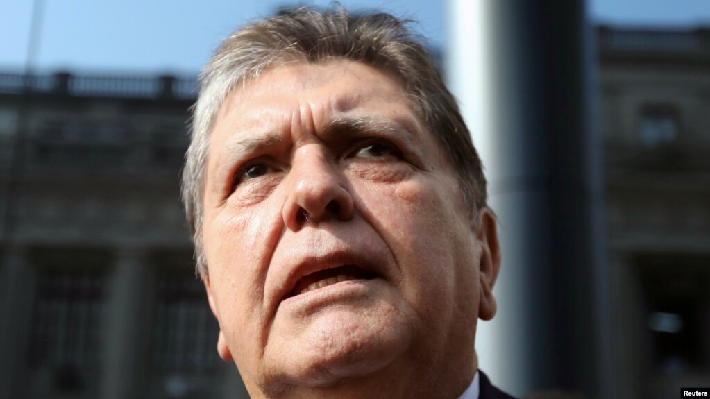 Tư liệu - Cựu Tổng thống Peru Alan Garcia nói chuyện với báo giới khi ông đến Văn phòng Công tố Quốc gia ở Lima, Peru, ngày 27 tháng 3, 2018.