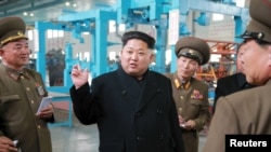 El líder norcoreano Kim Jon Un defiende su programa de armas nucleares y de misiles diciendo que su país lo necesita ante una posible invasión de EE.UU. y sus aliados asiáticos.