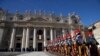 Guardias suizos marchan frente a la Basílica de San Pedro, en El Vaticano. Diciembre 25 de 2018.