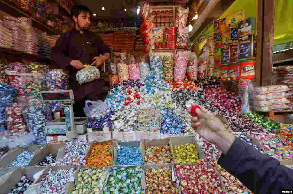 یکی از شرینی فروشی های کابل قبل از فرا رسیدن عید فطر.