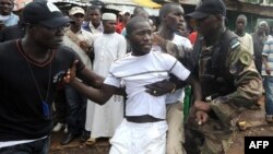 Arrestation d'un manifestant en marge du rassemblement organisé au stade de Conakry, le 28 septembre 2009.