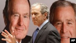 El libro incluye el análisis de Bush sobre los primeros fracasos de su padre en la política, su decisión de ir a la guerra con Irak en 1991, y la pérdida de la reelección ante Bill Clinton en 1992.
