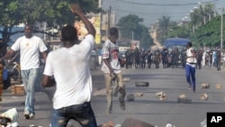 Several dozens of Ivorian opposition youth clash with police during a demonstration in Abidjan against the dissolution of Ivorian cabinet and electoral commission, 17 Feb 2010