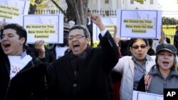 Manifestantes frente a la Casa Blanca demandan tras las elecciones del mes pasado una reforma de las leyes de inmigración.