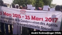 Sit-in des victimes des exactions perpétrées par l’ex-Direction de la documentation et de la sécurité (DDS), service des renseignements sous le régime du dictateur tchadien Hissein Habré, à N’Djamena, 25 mars 2017. (VOA/André Kodmadjingar)