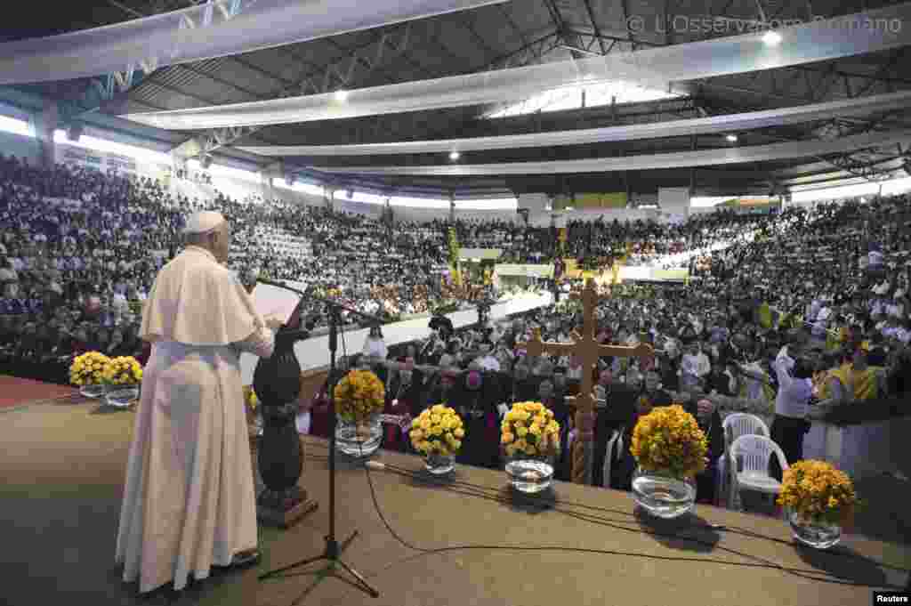 O Papa Francisco discursa numa Reunião Mundial dos Movimentos Populares em Santa Cruz, Bolívia, 9 de Julho, 2015.