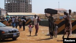 People seeking refuge are seen heading toward the U.N. Mission compound in Juba Dec. 18, 2013 (UNMISS handout).