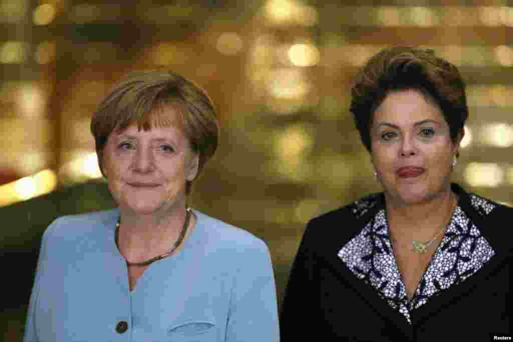 Presiden Brazil Dilma Rousseff (kanan) menyambut Kanselir Jerman Angela Merkel yang berada di Brazil untuk menonton pertandingan Jerman lawan Portugal dalam Piala Dunia di Brasilia (15/6).&nbsp;(Reuters/Ueslei Marcelino)