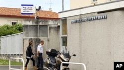 A policeman enters the Police station of Bayonne, French Pyrenees, where Juan Carlos Iriarte, a Spaniard linked to the ETA, is held after he was arrested in the southwestern French border town of Hendaye, 01 June 2010
