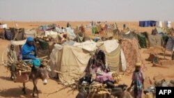 Watu waliokoseshwa makazi Darfur kwenye picha ya awali. 