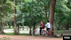 Children ride bicycles on a trail inside Sambor Prei Kuk temple complex, Kampong Thom, Cambodia, July 13, 2017. (Sun Narin/VOA Khmer)