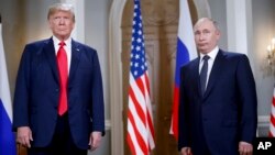 Presiden AS Donald Trump (kiri) dan Presiden Rusia Vladimir Putin sebelum pertemuan di Helsinki, Finlandia 16 Juli 2018 lalu (foto: dok). 