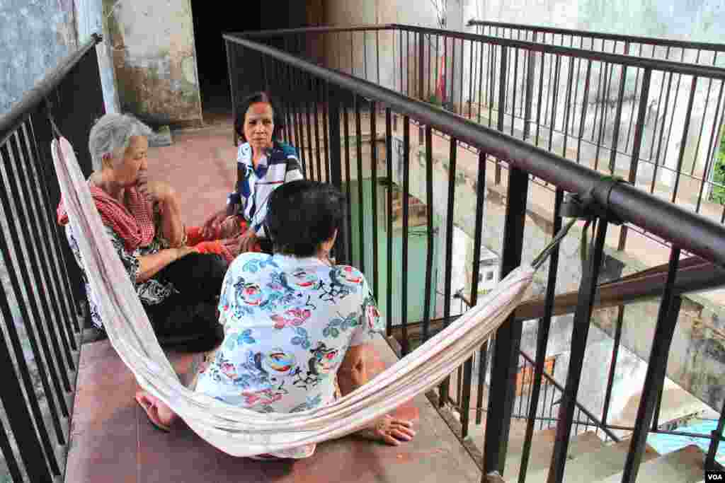 (From left to right) Ly Sou, Som Sokhon, Penh Sarin, residents who have lived on fourth floor in Phnom Penh&#39;s &ldquo;White Building&rdquo; since 1979, say they have not been informed by the local authority yet about an upcoming plan to knock down the old building. (Nov Povleakhena/VOA Khmer) 