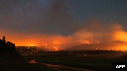 Imagem de arquivo de incêndio florestal em Shasta Lake, Lakehead, California. 2 de Julho