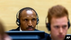 L'ex-chef de guerre congolais Bosco Ntaganda, à gauche, lors d'une audience de la Cour pénale internationale, à La Haye, 2 septembre 2015