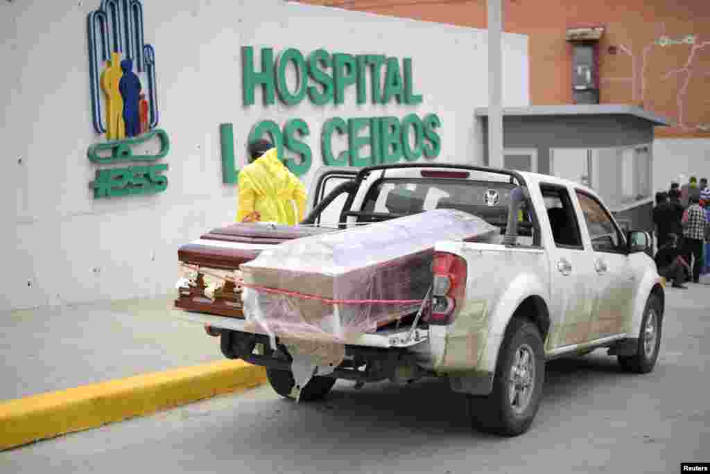 Empleados de una funeraria esperan con ataúdes en una camioneta afuera del hospital Los Ceibos después de que Ecuador reportó nuevos casos de enfermedad.&nbsp;