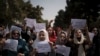 Para perempuan Afghanistan melakukan unjuk rasa menuntut perlindungan terhadap hak-hak perempuan dalam aksi di Kabul (foto: dok). 