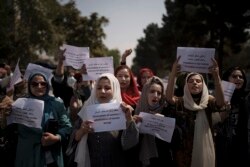 Perempuan Afghanistan menuntut hak mereka di bawah kekuasaan Taliban saat demonstrasi di dekat bekas gedung Kementerian Urusan Perempuan di Kabul, Afghanistan, Minggu, 19 September 2021. (Foto: AP)