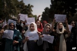 Perempuan Afghanistan melakukan unjuk rasa untuk menuntut hak-hak kaum perempuan di bawah pemerintahan Taliban selama demonstrasi di Kabul, Afghanistan, Minggu (foto: dok).